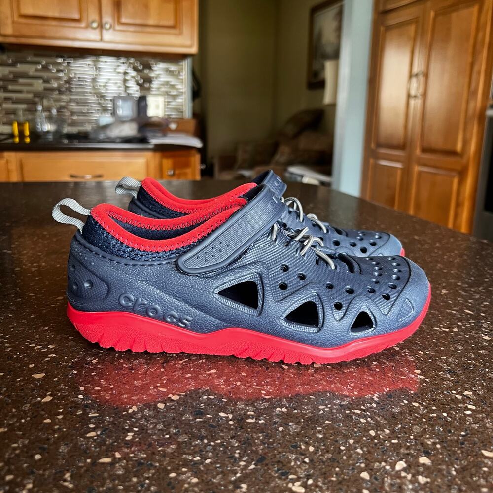 Crocs Swiftwater Play Boys Size 2 Youth Blue and Red Water Sandals 204989